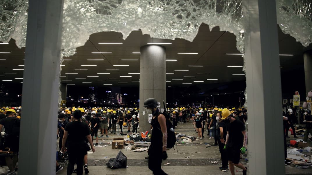 У Гонконзі протестувальники увірвалися до будівлі Законодавчої ради, 1 липня 2019 року