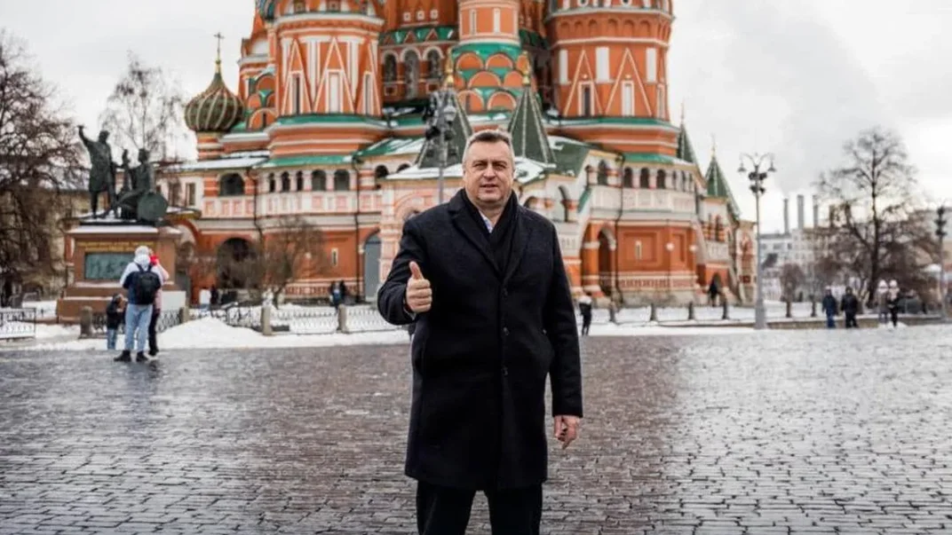 Андрей Данко на тлі московського собору Василія Блаженного, що неподалік кремля