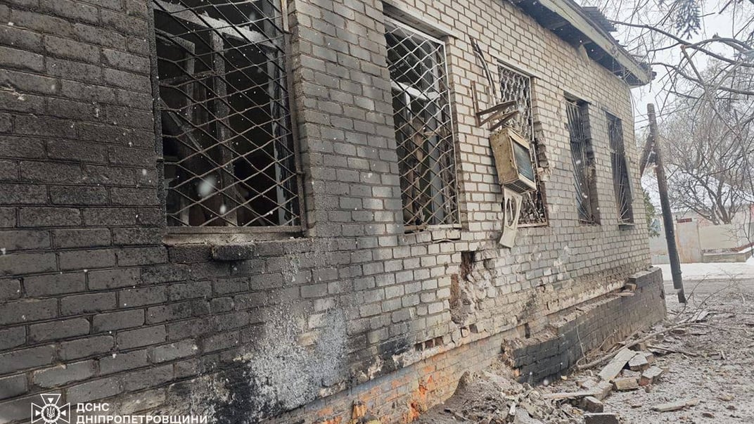росіяни вдарили по підрозділу ДСНС у Нікополі, 25 січня 2026 року