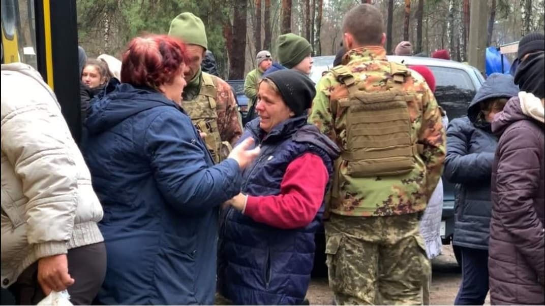 Мешканці Вікторівки під час прибуття українських військових