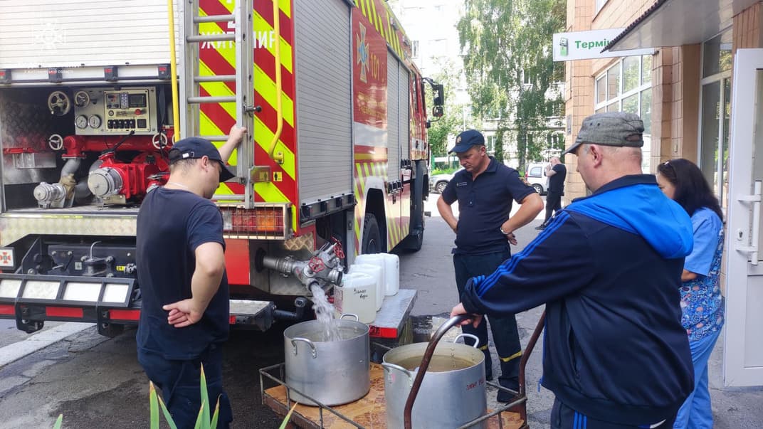 Из-за аварии на сети водоотвода в Житомире спасатели обеспечили подвоз технической воды для жителей и больниц