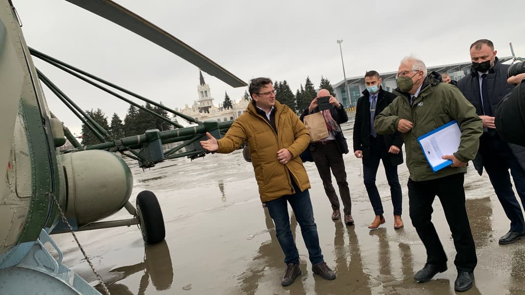 Дмитро Кулеба та Жозеп Боррель готуються до вильоту на територію Луганської області