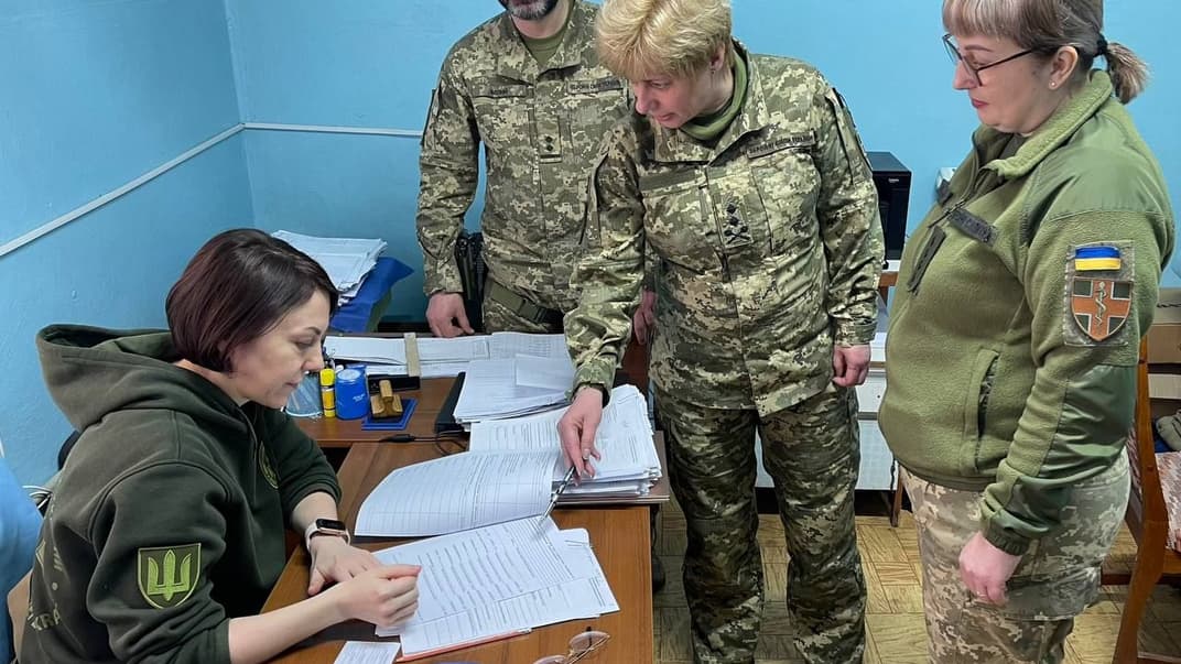 Заместительница министра обороны Анна Маляр и командующая Медицинскими силами ВСУ, генерал-майор медицинской службы Татьяна Остащенко проверяют работу ВВК в районе боевых действий