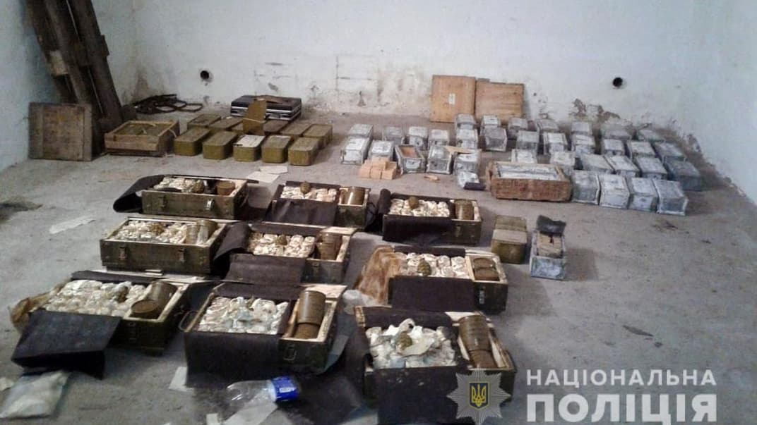 В Черниговской области военный пенсионер хранил в гараже рекордный арсенал боеприпасов