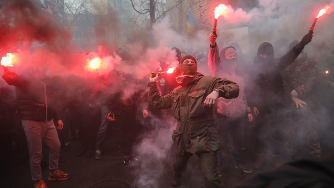 Протестующий бросает файер в здание Офиса генпрокурора, требуя освобождения активиста Сергея Стерненко и отставки генпрокурора Ирины Венедиктовой, Киев, 27 февраля 2021 года