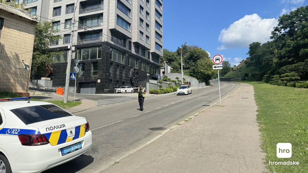 У Печерському районі Києва знайшли підозрілий предмет поряд з місцем, де мав відбутися мітинг, 8 серпня 2024 року