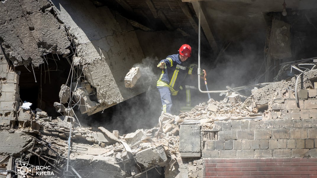 Рятувальні роботи після російського удару по Києву 4 липня