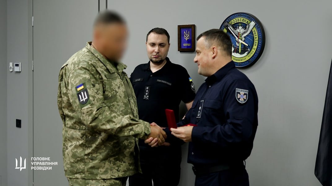 Начальник ГУР Кирило Буданов і пілоти гелікоптерів, які гасили пожежі внаслідок російського обстрілу Києва, отримали нагороду від ДСНС