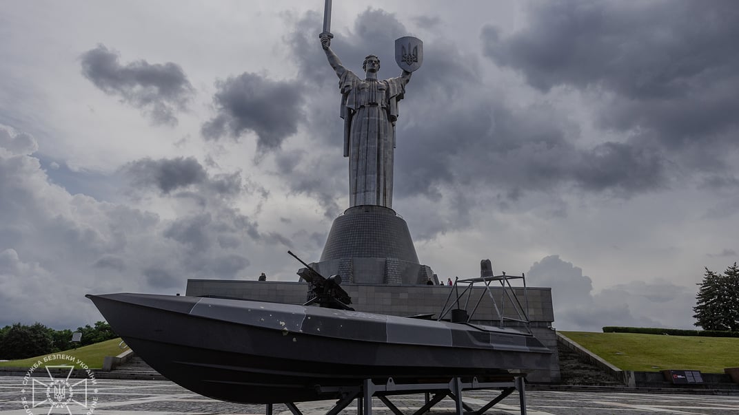 Морський дрон Sea Baby біля Музею історії України