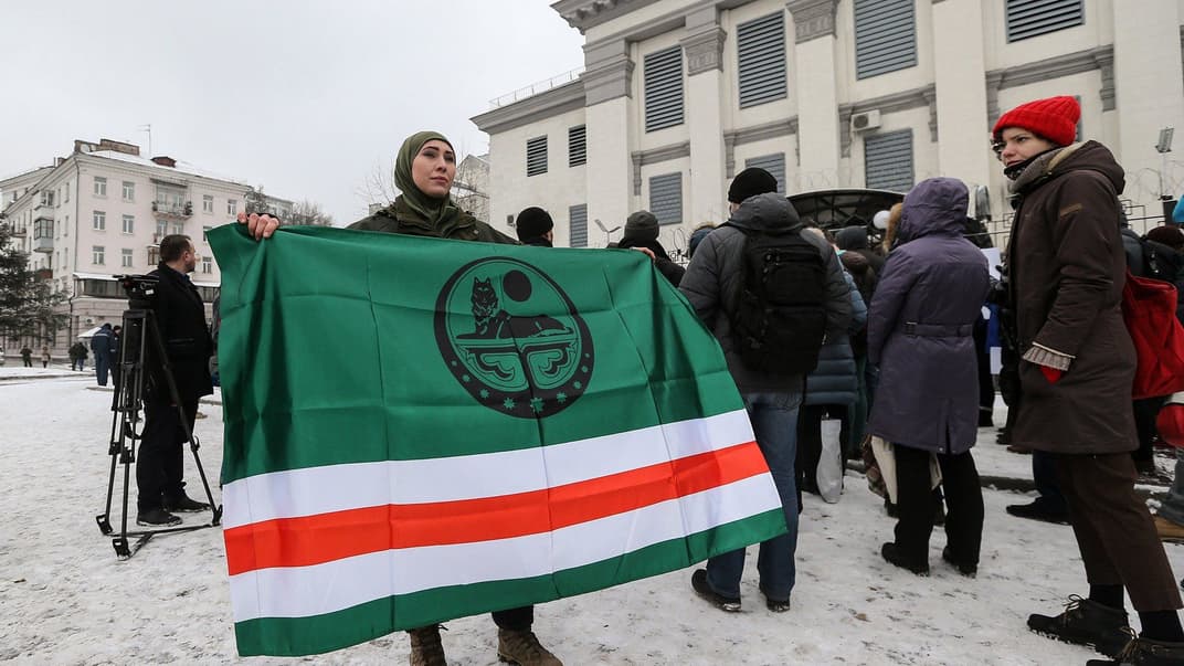 Аміна Окуєва під час протесту проти бомбардувань сирійського міста Алеппо російською авіацією біля посольством Росії у Києві, 15 грудня 2016 року