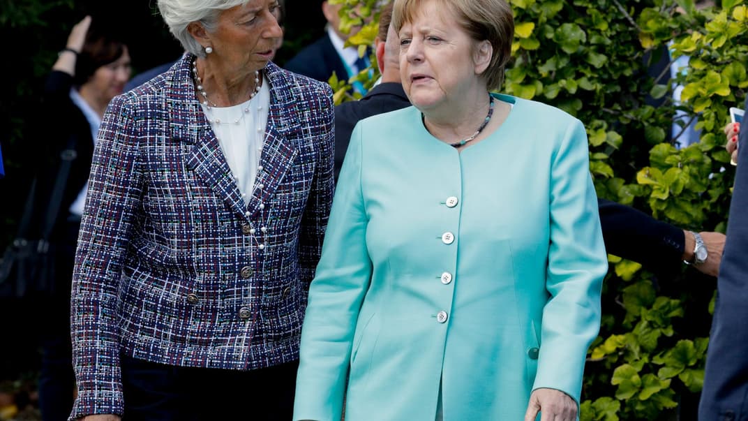 Нині колишня канцлерка Німеччини Ангела Меркель (праворуч) та президентка Європейського центрального банку Крістін Лаґард на зустрічі лідерів G7, Італія, 27 травня 2017 року