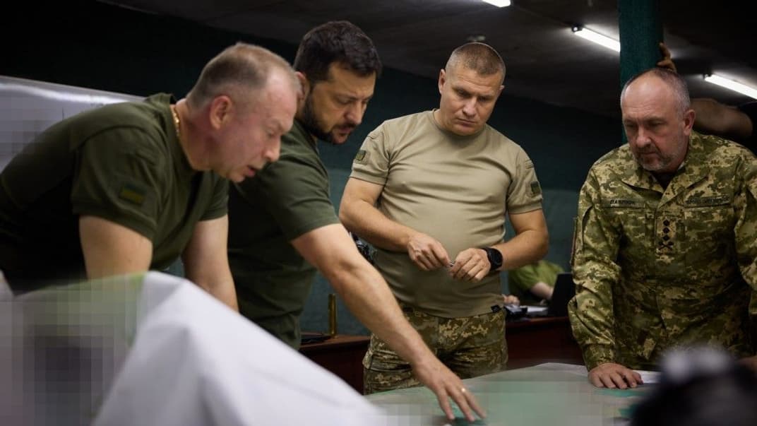 Президент Володимир Зеленський разом із військовими командувачами підрозділів, які воюють на східному фронті