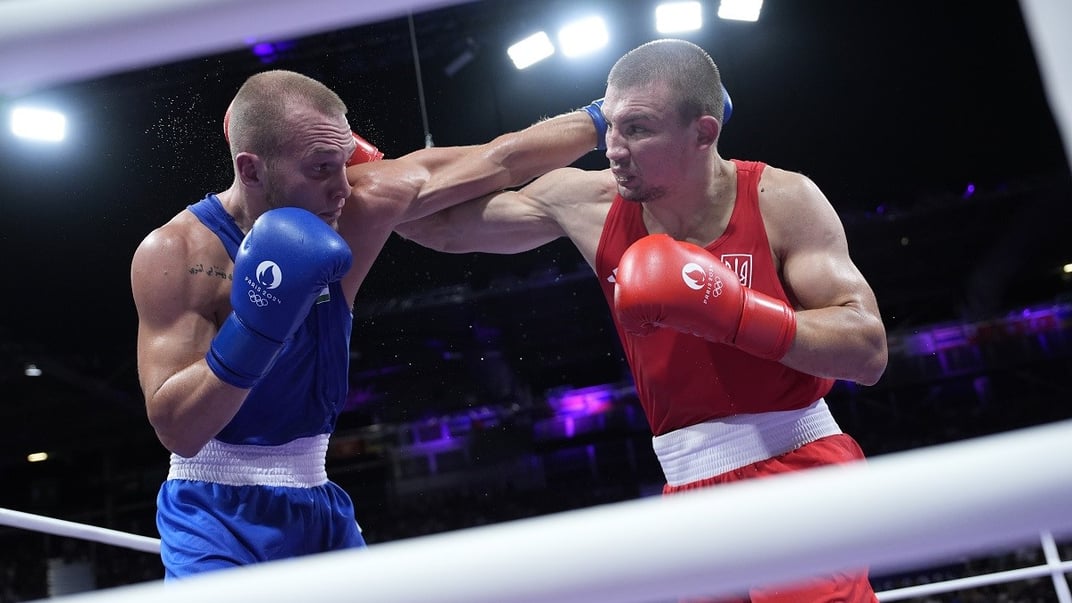 Олександр Хижняк (праворуч) б’ється з Пилипом Акіловим (ліворуч) у боксерському поєдинку серед чоловіків у ваговій категорії до 80 кг на літніх Олімпійських іграх 2024 року