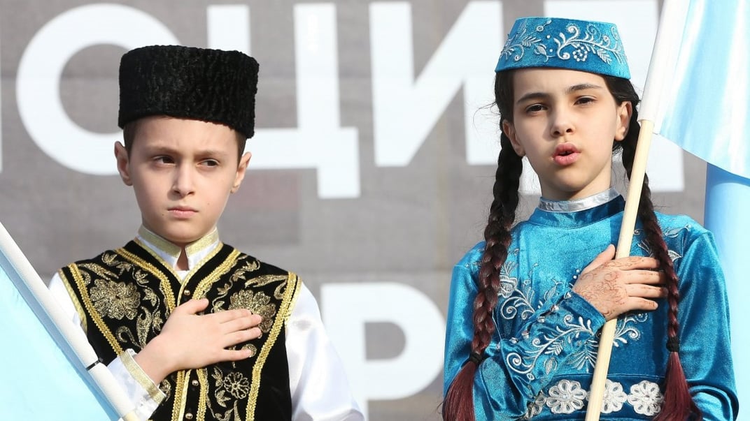 Иллюстративная фотография. Дети в национальных крымскотатарских костюмах во время митинга ко Дню памяти жертв геноцида крымскотатарского народа в Киеве, 18 мая 2019 года