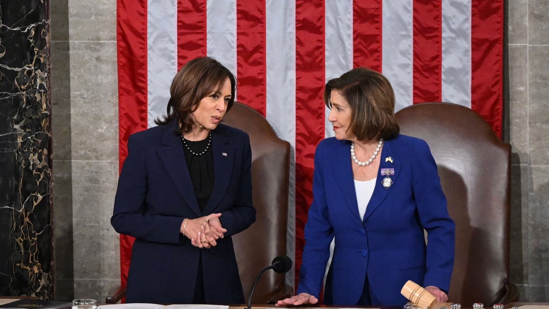 Экс-спикер Палаты представителей США Нэнси Пелоси с кандидатом от демократов на выборах в 2024 году Камалой Харрис