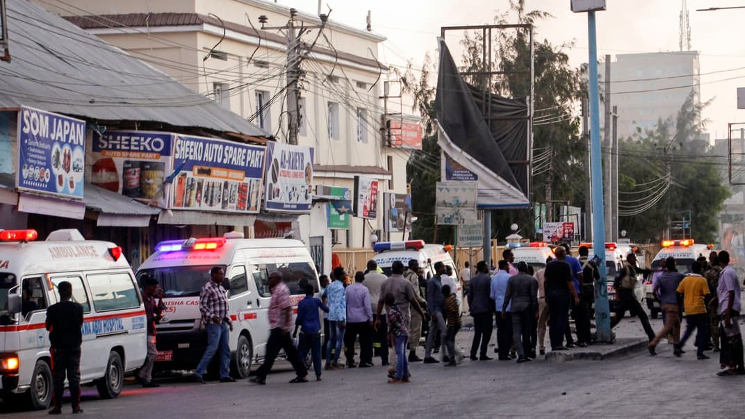 Швидка допомога та правоохоронці чергують біля готелю Afrik у столиці Сомалі, Могадішо, 31 січня 2021 року