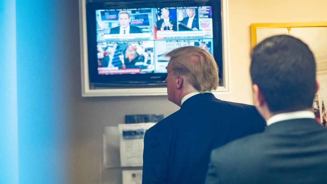 Ілюстративне фото. Президент США Дональд Трамп дивиться телевізор в Білому домі в п'ятницю, 20 листопада 2020 року