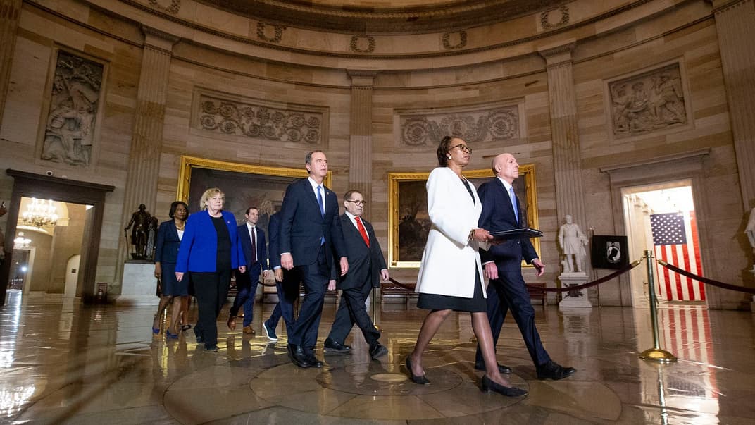 Делегаты Палаты представителей Конгресса США проходят по коридорам Капитолия статьям об импичменте президента Трампа, Вашингтон, США, 15 января 2020 года. Нижняя палата американского парламента объявила импичмент президенту США и передала дело в Сенат, где состоится финальный этап импичмента