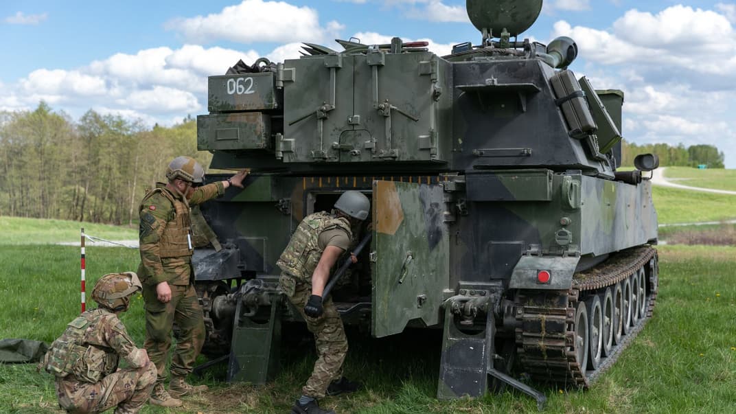 Український артилерист тренується на самохідній гаубиці М109 на полігоні Графенвер у Німеччина, 11 травня 2022 року