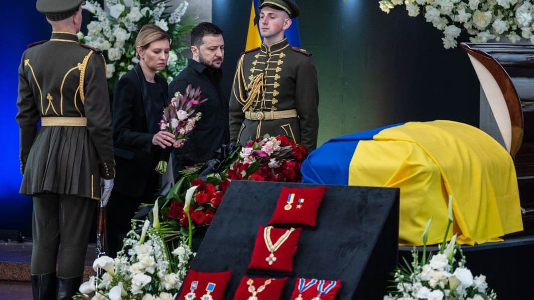 Президент України Володимир Зеленський та перша леді Олена Зеленська біля труни Леоніда Кравчука під час церемонії прощання в «Українському домі» у Києві, 17 травня 2022 року