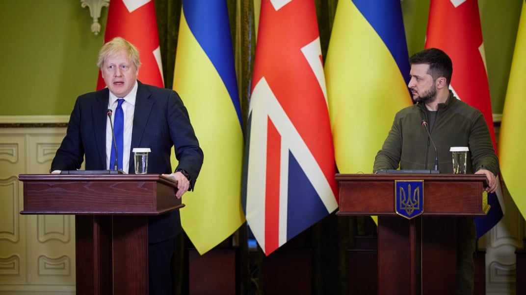 Експрем'єр Великої Британії Борис Джонсон під час зустрічі з українським президентом Володимиром Зеленським Експрем'єр Великої Британії Борис Джонсон під час зустрічі з українським президентом Володимиром Зеленським у Києві у квітні 2022 року
