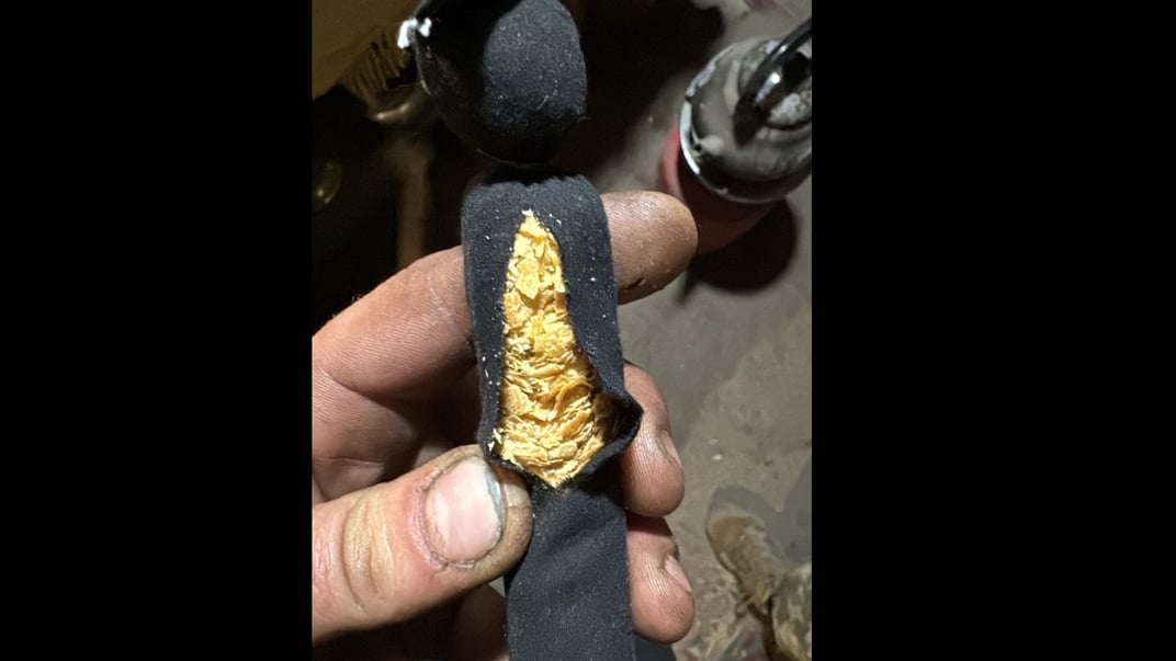 Військовий показує пакет метального заряду