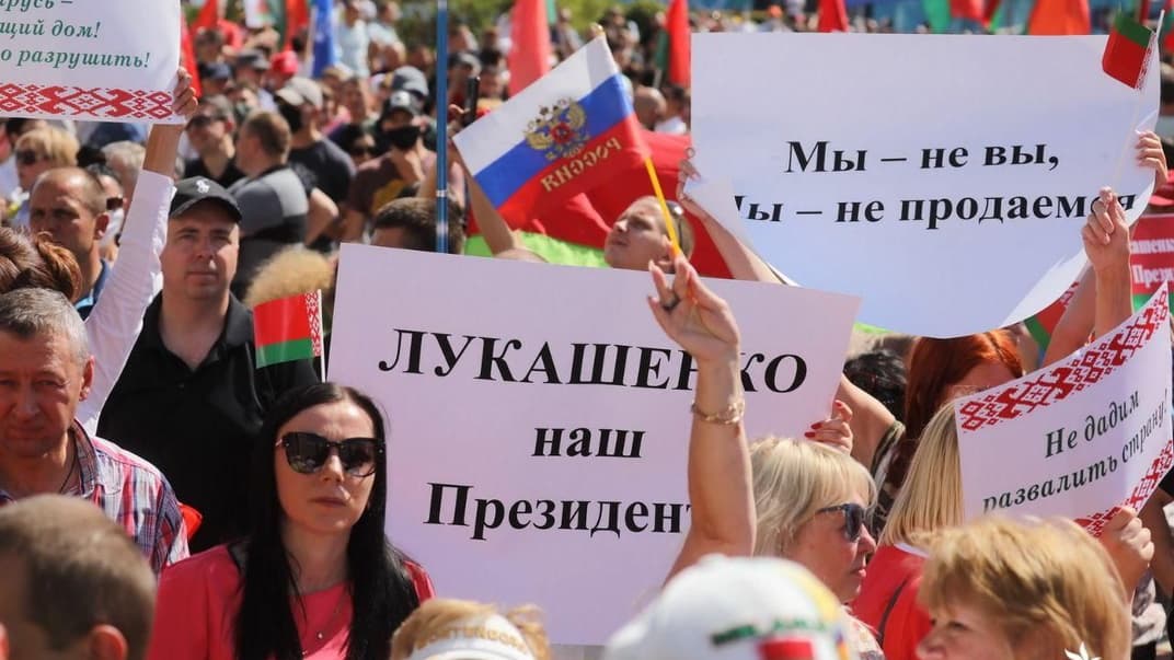 Учасники провладного мітингу на підтримку Олександра Лукашенка, Мінськ, 16 серпня 2020