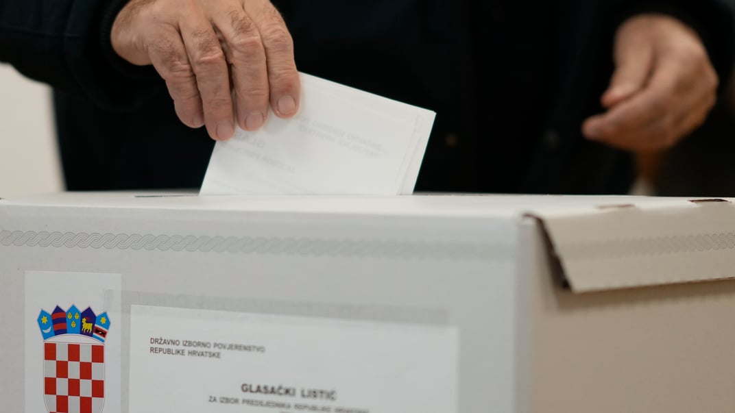 Чоловік голосує під час президентських виборів на виборчій дільниці в Загребі, Хорватія, 29 грудня 2024 року