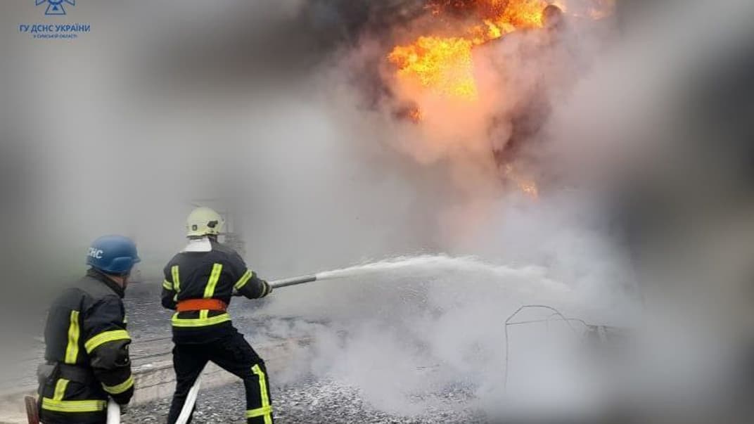 Рятувальники гасять пожежу на Сумщині, спричинену російськими обстрілами 10 жовтня 2022 року