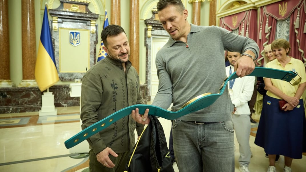 Президент Володимир Зеленський та боксер Олександр Усик