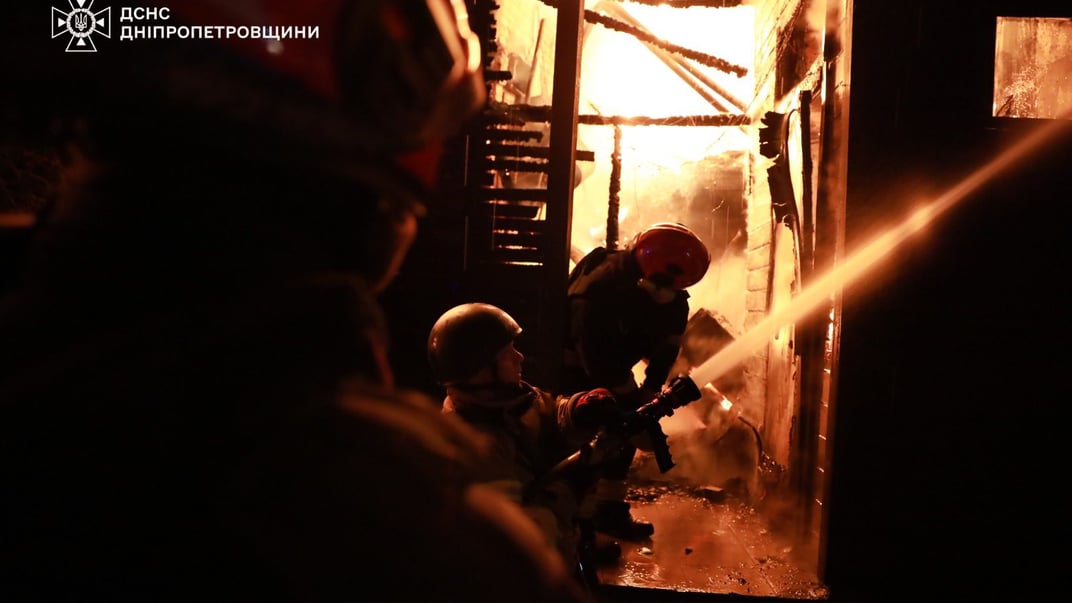 Рятувальники ліквідовують пожежу