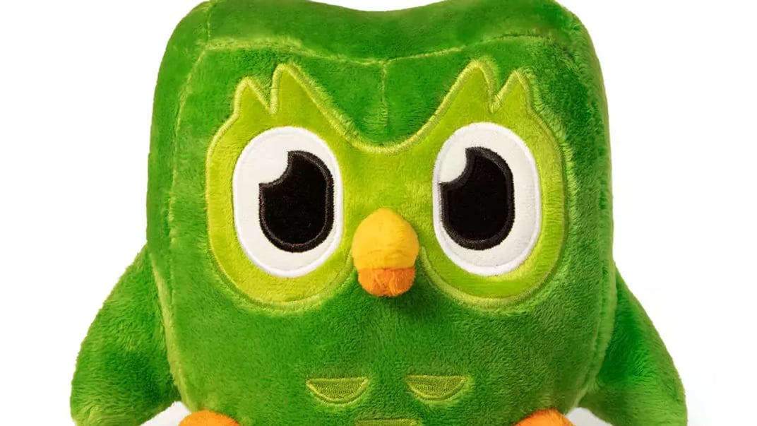 Іграшка у вигляді маскота застосунка Duolingo сови Дуо