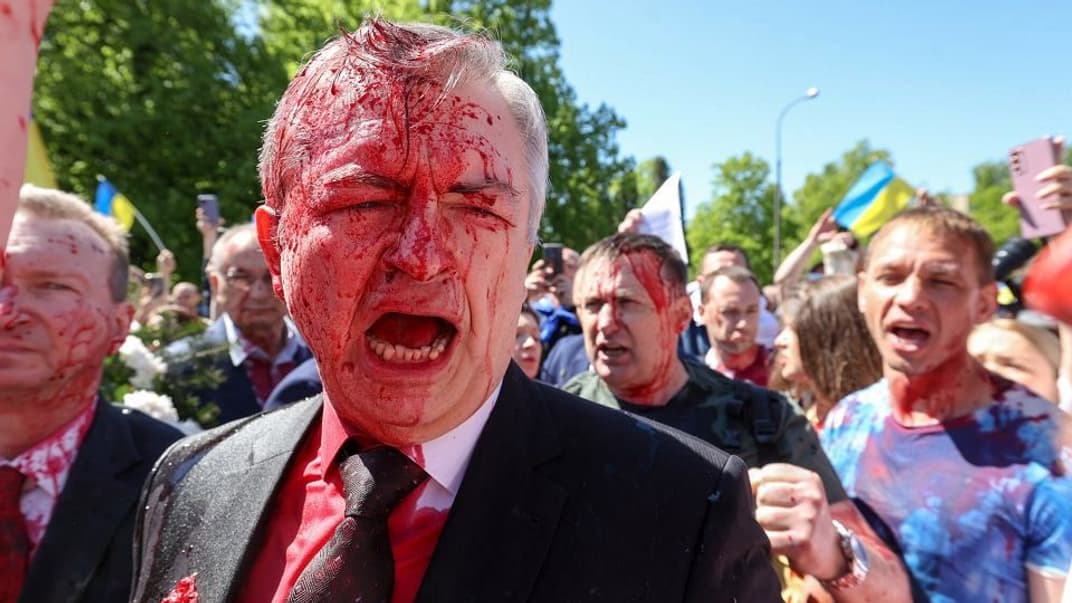 В Варшаве облили искусственной кровью посла россии Сергея Андреева, 9 мая 2022 года