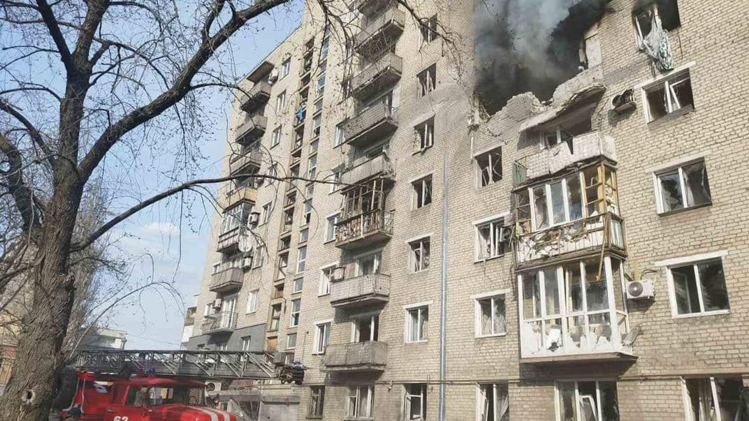 Дом, который обстреляли россияне в Селидово 8 апреля 2024 года