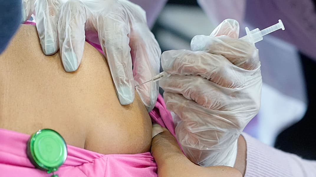 Укол вакциной против COVID-19 от компаний Pfizer/BioNTech