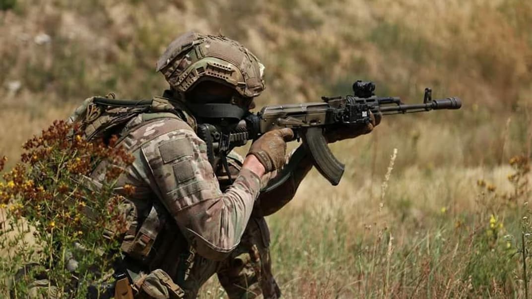 Український військовий з автоматом, ілюстративне фото