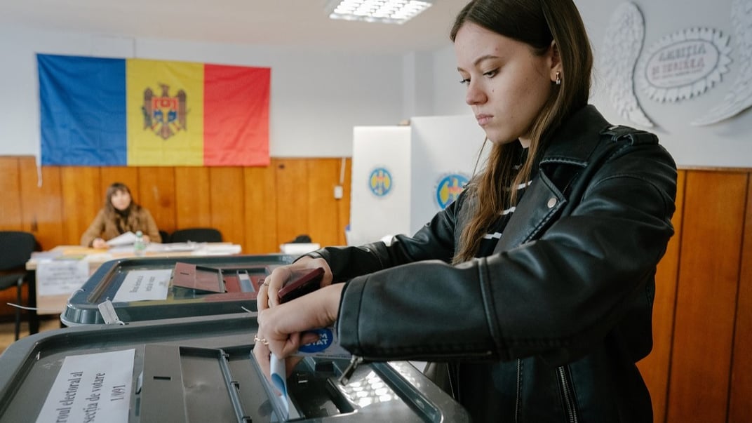 Дівчина голосує на виборчій дільниці 28 вересня 2025 року в Кишиневі, Молдова