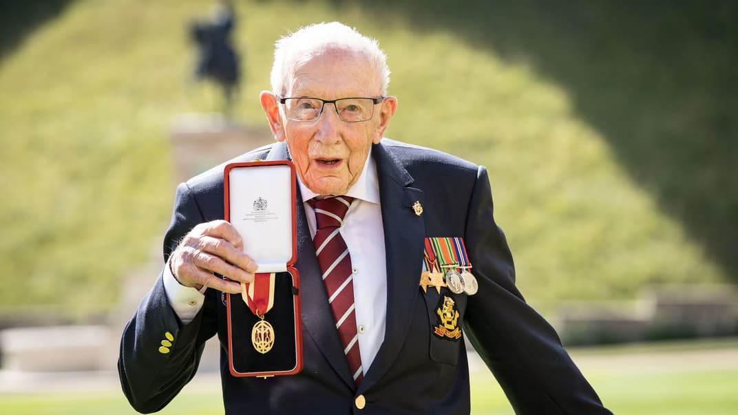 100-річний ветеран війни Том Мур після посвячення в лицарі британською королевою Єлизаветою ІІ. Віндзор, Велика Британія, 17 липня 2020 року