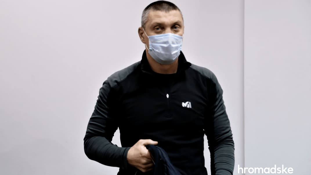 Обвиняемый Ростислав Заворотный, который, по данным следствия получал оружие со складов МВД. Шевченковский суд Киева. 23 декабря 2020 года