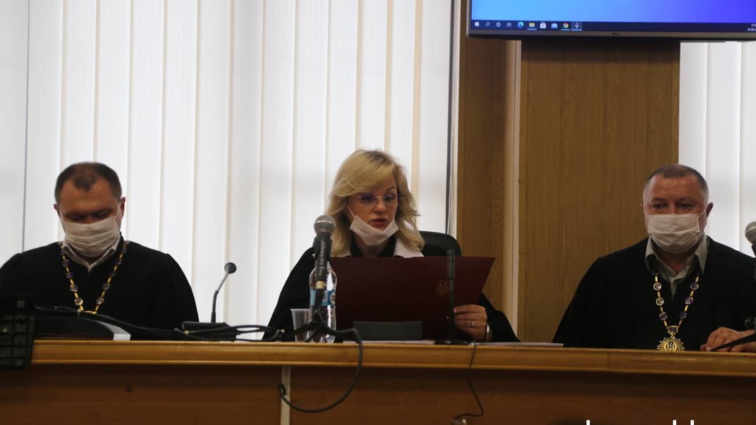 Судді Одеського апеляційного суду Альбіна Кадегроб (по центру) та Вадим Прибілов (справа) під час слухання справи Сергія Стерненка. 31 травня 2021 року
