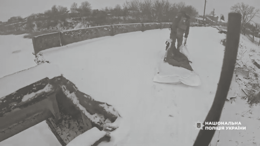 Евакуація померлого чоловіка з села Олександрівка на Дніпропетровщині