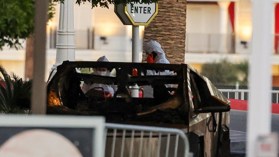 Співробітники першої служби реагування США, досліджують Tesla Cybertruck, яка вибухнула перед входом у готель Trump International в Лас-Вегасі