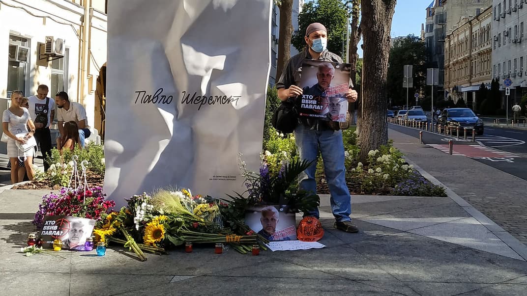 На місці вбивства журналіста Павла Шеремета в Києві встановили пам'ятний знак, Київ, 20 липня 2020 року