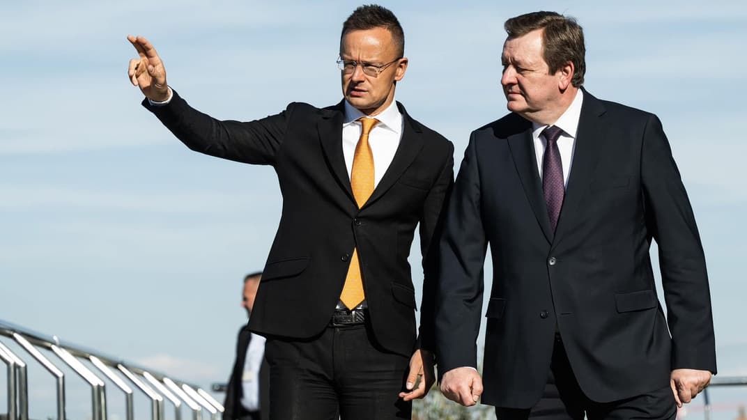 Министры иностранных дел Венгрии Петер Сийярто (слева) и Беларуси Сергей Алейник