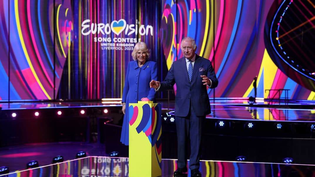Король Чарльз IIІ та королева-консорт Камілла реагують на ввімкнення освітлення сцени «Євробачення»