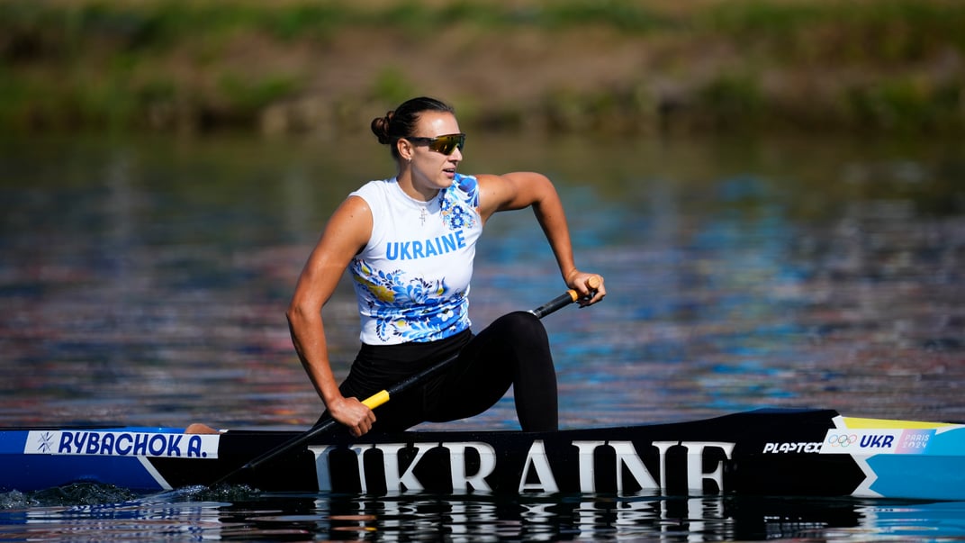 Анастасия Рыбачок из Украины в заплыве каноэ-одиночек на Олимпийских играх 2024 года