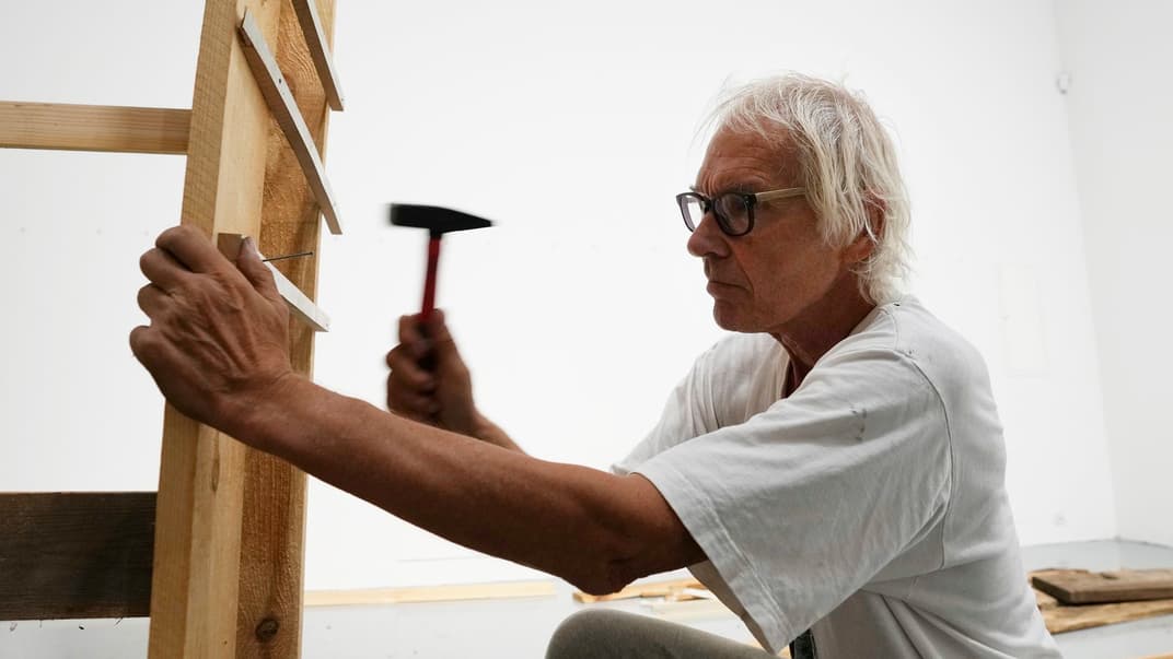 Шведський художник Ларс Вілкс готує свою інсталяцію для виставки у Варшаві, Польща, 25 серпня 2021 року