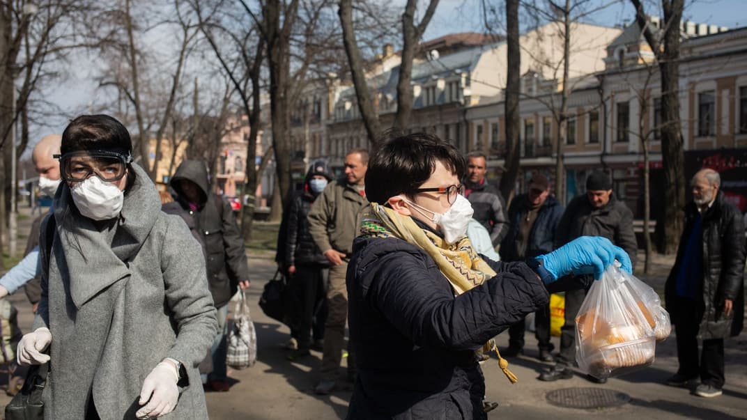 Раздача обедов бездомным на Подоле в Киеве, 28 марта 2020 года