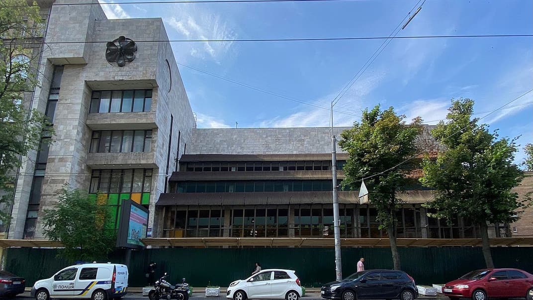 Фасад здания (июль 2021)