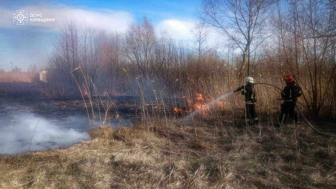 Рятувальники гасять пожежу на Київщині